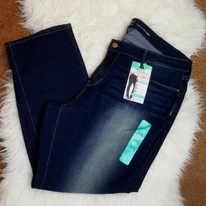 SIGNATURE Levi Strauss Gold curvy straight…